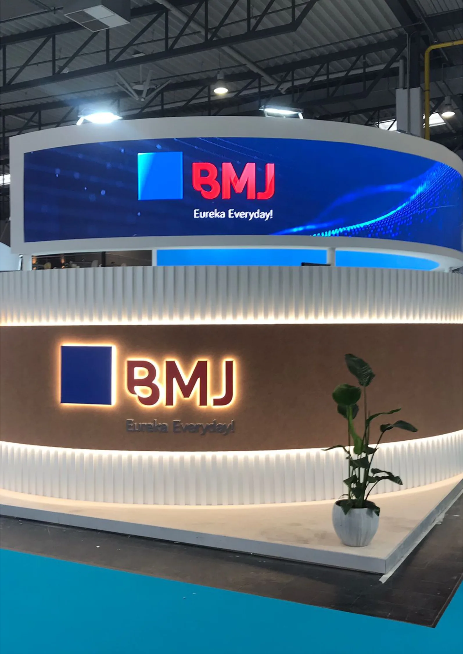 BMJ standının karşılama cephesi ve turkuaz zemin kaplaması